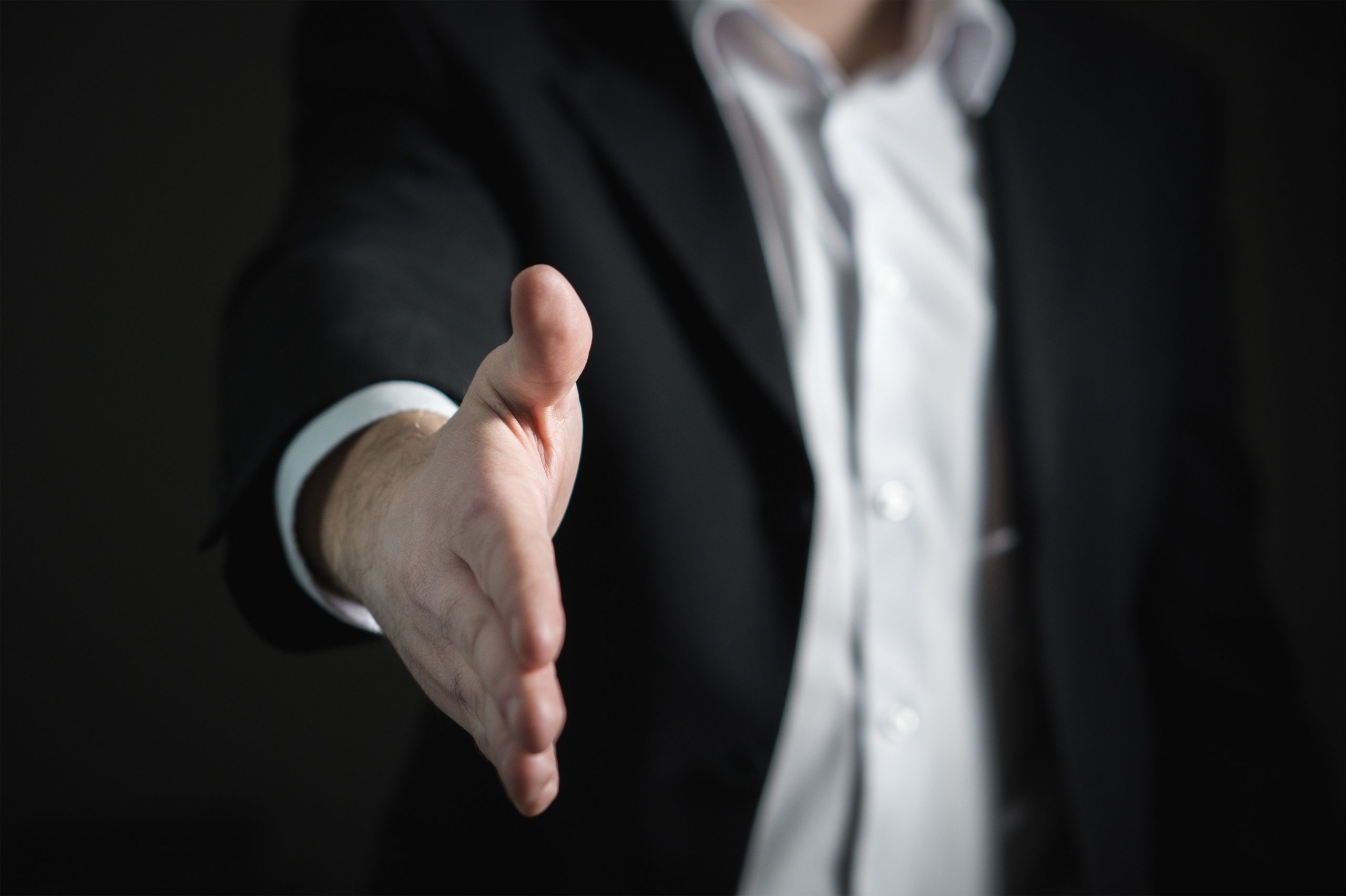 7 habits of successful salespeople sales person image